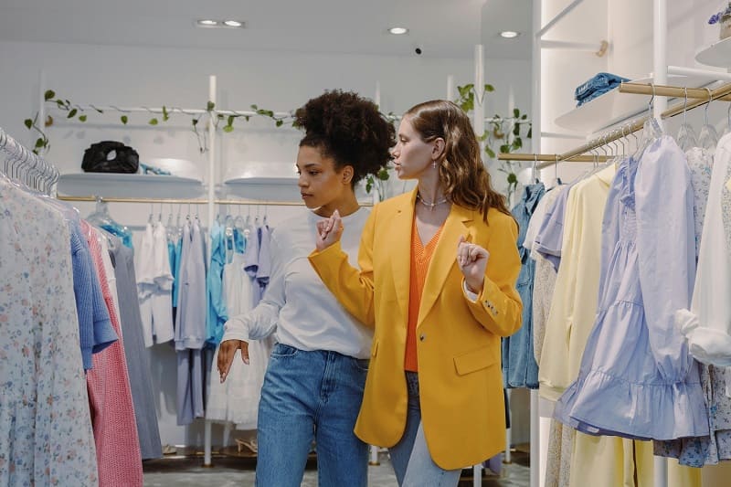 Comment mieux acheter pendant les soldes avec les conseils du Miroir de Flo, conseil en image en Vendée