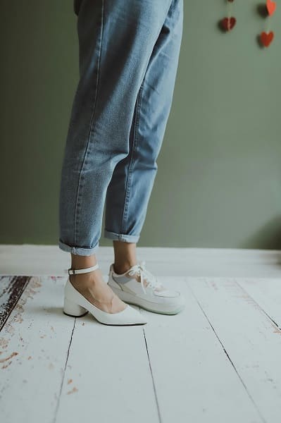 Découvrez les différentes coupes de jeans qui vous mettront en vameur selon votre morphologie, le miroir de flo, conseil en image en vendee vous accompagne dans votre projet de relooking