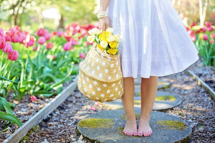 Tendances robes printemps-été 2025 : les styles à adopter pour un look féminin et moderne