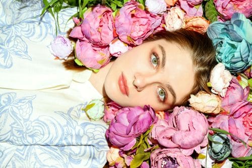 femme avec des fleurs