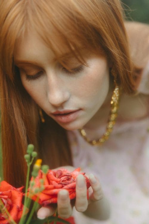 Femme sublimer grâce aux  conseils visagisme, colorimétrie et auto maquillage
